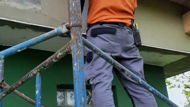 Lopez-Reforms-hombre-realizando-reforma-de-fachada__msi___jpg