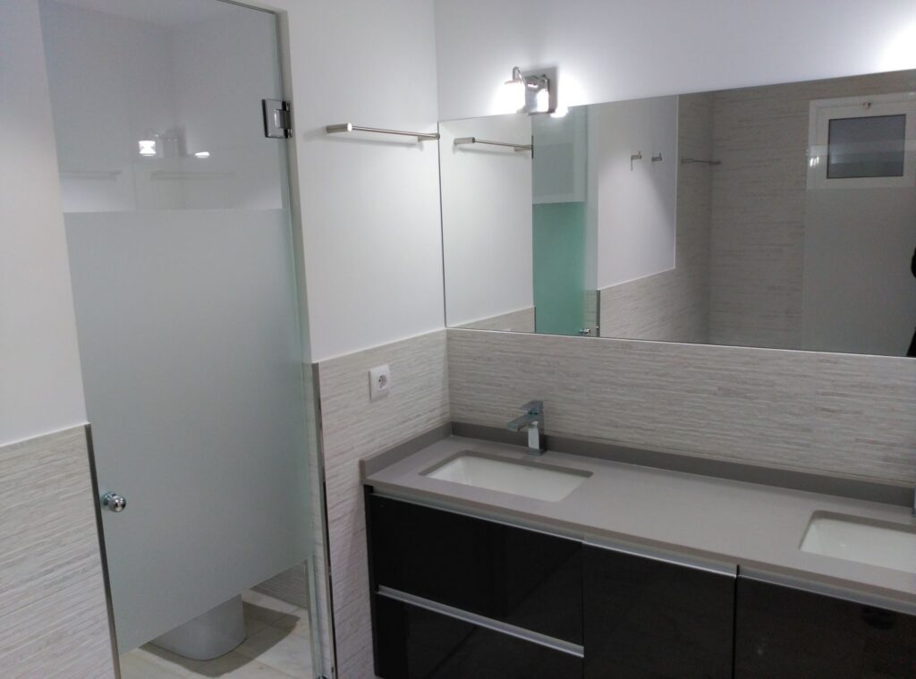 15. Mueble lacado oscuro. doble pica. wc aislado