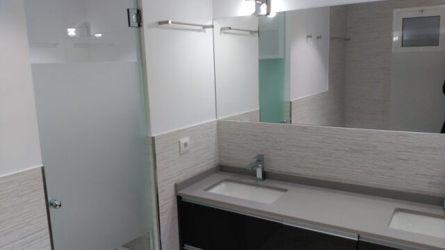 15. Mueble lacado oscuro. doble pica. wc aislado